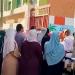 القلق يظهر عليهم، أولياء الأمور ينتظرون أبناءهم بمحيط لجان الثانوية العامة بالغربية (صور)