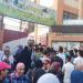 أولياء أمور طلاب الثانوية العامة ينتظرون أبناءهم في محيط لجان الامتحانات بالإسكندرية (صور)