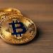 بيتكوين يصعد إلى 64 ألف دولار قبيل قرار الفيدرالي الأمريكي