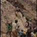 مقطع مرعب، انهيار أرضي يحول منجم ذهب إلى مقبرة جماعية لعشرات العمال (فيديو)