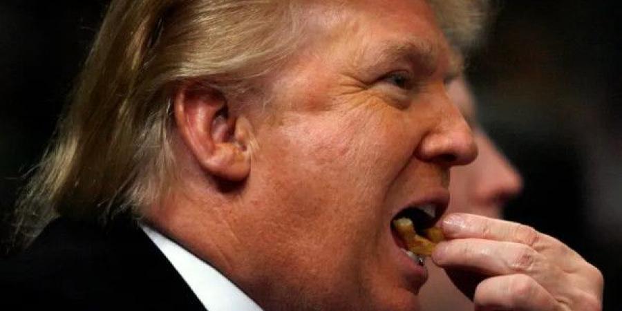 طعام ترامب الفاخر يثير جدلا واسعا على مواقع التواصل الاجتماعي (صور)