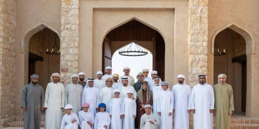 حمدان بن زايد يزور عيسى المزروعي في منزله بليوا