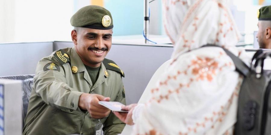 جوازات مطار الأمير محمد بن عبدالعزيز تستقبل أولى رحلات ضيوف الرحمن من أفغانستان