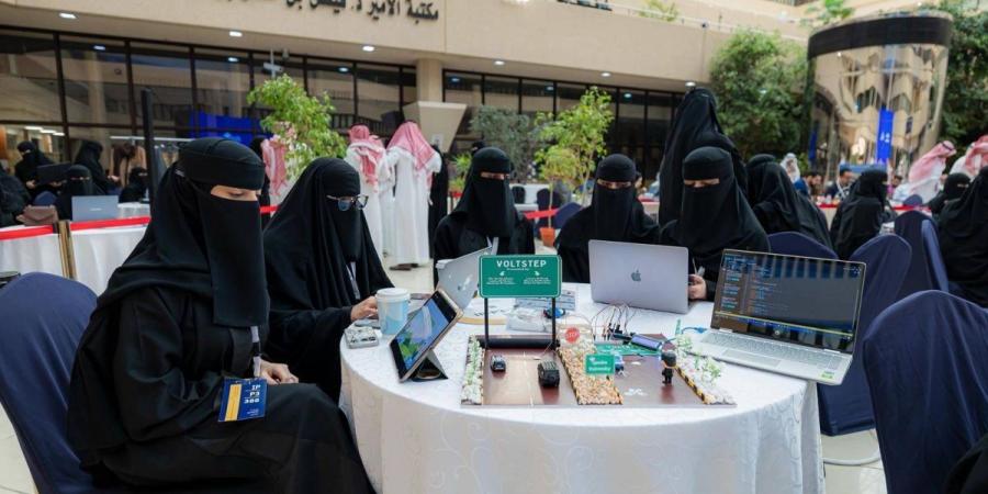 ابتكارات طلابية بجامعة القصيم تحول الحركة ومخلفات النخيل إلى حلول مستدامة