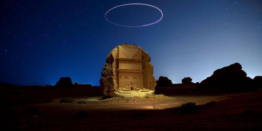 بين الجبال والآثار.. الضوء ينسج تجربة فريدة في العلا