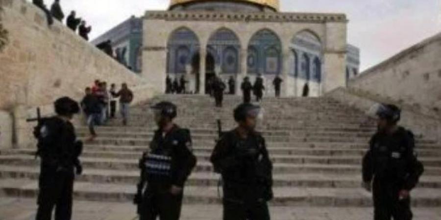 مستوطنون يقتحمون باحات المسجد الأقصى المبارك بحماية شرطة الاحتلال