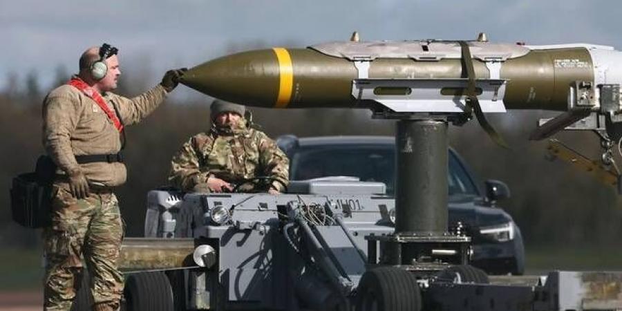 طهران تستهدف مواقع أمريكية بالخليج ردًا على ضربات واشنطن