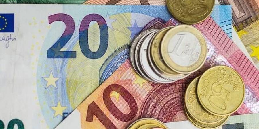 اليورو يستقر قبيل قرار المركزي الأوروبي بشأن الفائدة