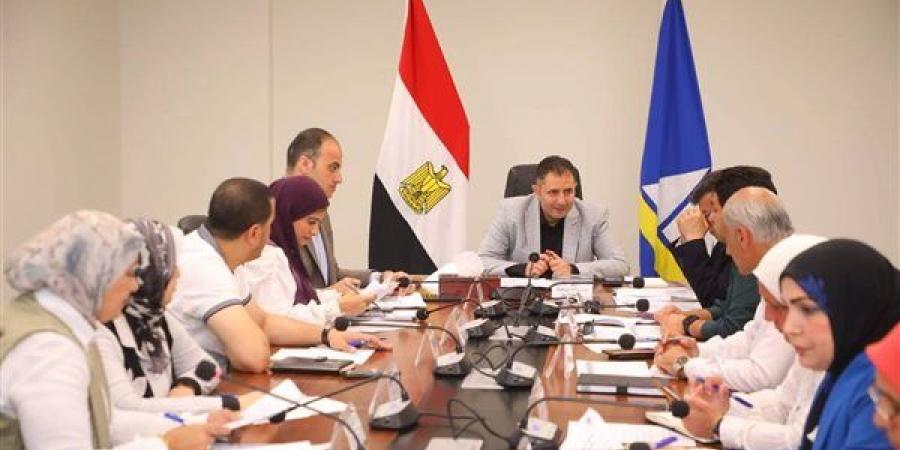 محافظ دمياط يناقش آليات تطوير منظومة الإعلانات وتعظيم مواردها المالية