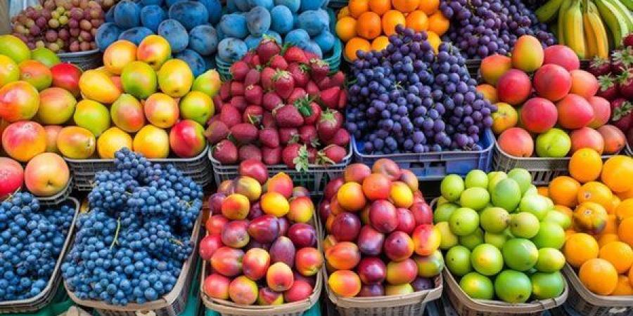 أسعار الفاكهة اليوم الخميس، انخفاض التفاح البلدي والعنب الأحمر يسجل 25 جنيها