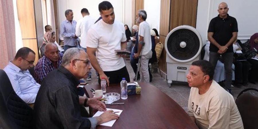 محافظ الإسماعيلية يستقبل 254 مواطنا لبحث مشاكلهم