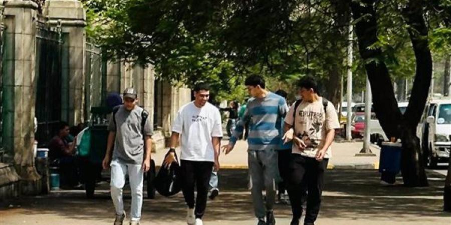 "بيراجعوا لحد الباب"، تجمع الطلاب في محيط لجان امتحانات الثانوية العامة بالغربية (فيديو)