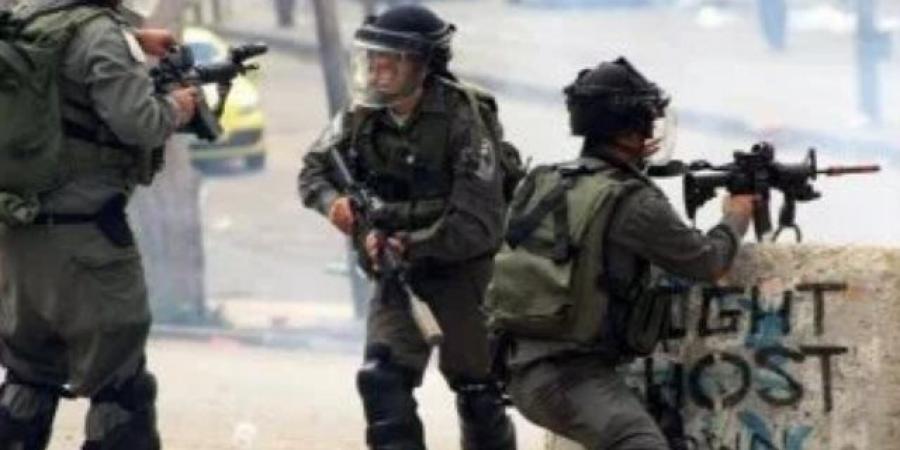 الاحتلال الإسرائيلى يداهم منزلا وتحتجز 3 فلسطينيين خلال اقتحامها المتواصل لبلدة ترمسعيا