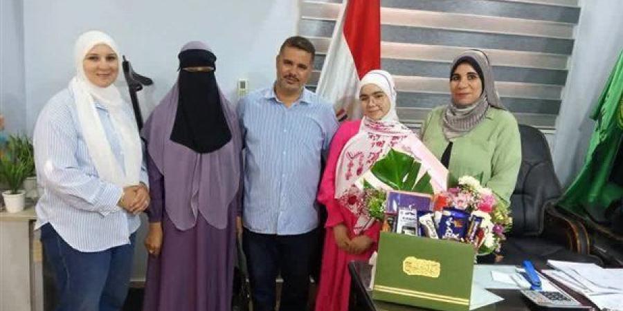 حلم البالطو الأبيض يقترب، رئيس مدينة المنصورة تكرم "بسملة" سادس الشهادة الإعدادية بالدقهلية