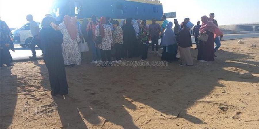 أول صور لتعطل أتوبيس مراقبي لجان الثانوية العامة في البدرشين