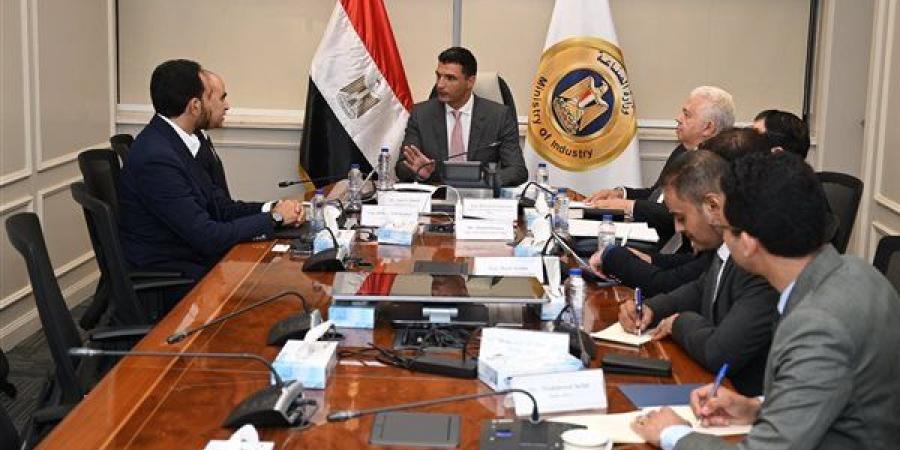 وزير الصناعة يبحث التوسع في استخدام الطاقة المتجددة بالقطاع