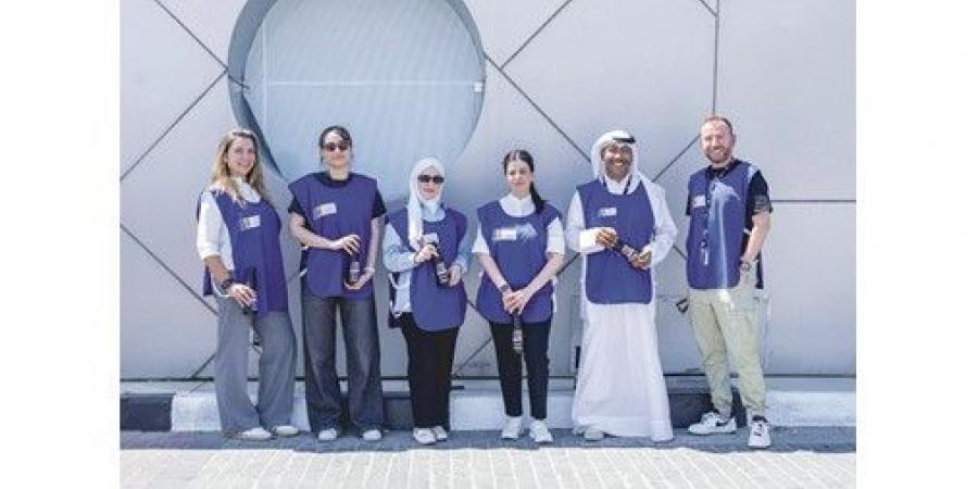 الجامعة الأسترالية تُطلق مبادرة توزيع عبوات المياه الباردة دعماً للعمالة خلال الصيف