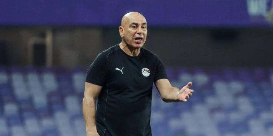 شاهد، ماذا فعل حسام حسن مع حكم مباراة مصر وإيران بين الشوطين؟