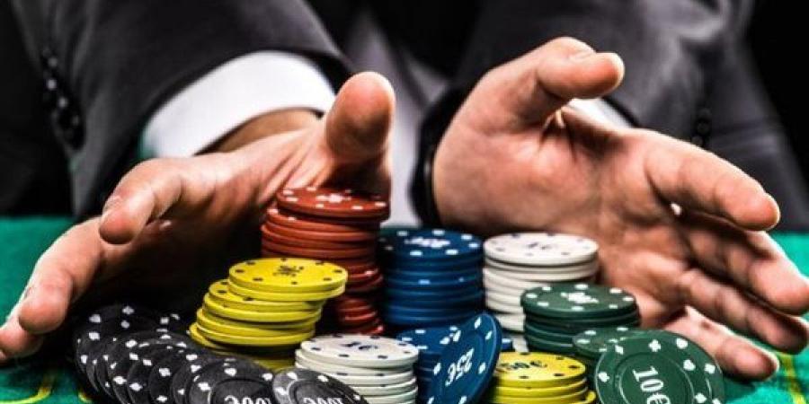 منها أكل أموال الناس بالباطل، الإفتاء تكشف الحكمة من تحريم القمار