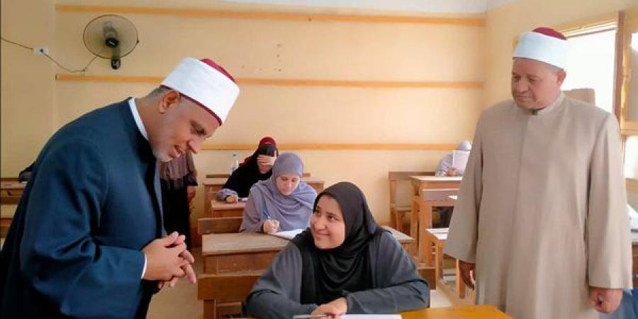 خلال تفقده لجان الثانوية بالقليوبية، رئيس المعاهد الأزهرية يفاجأ بـ4 شقيقات توأم (صور)