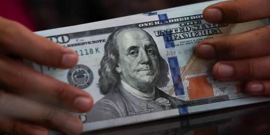 الدولار يستقر قرب أعلى مستوياته في 13 شهرًا بدعم الفائدة