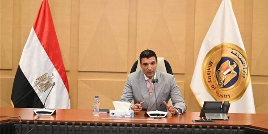 وزير الصناعة: تسهيل إنشاء المصانع وتشغيلها وتوظيف العمالة لتلبية احتياجات السوق المحلي