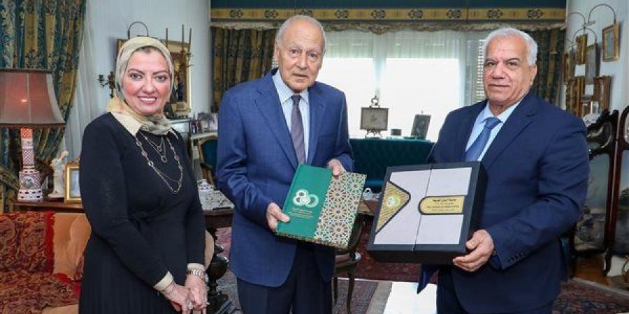 أبو الغيط يتسلم أول نسخة من كتاب "جامعة الدول العربية.. ثمانون عاما"