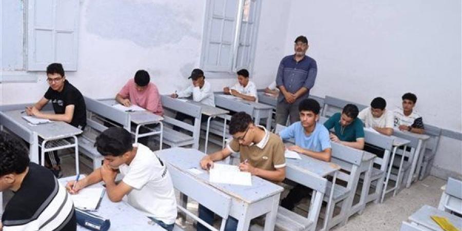مندوبو لجان امتحانات الثانوية العامة بالفيوم يتسلمون أوراق أسئلة اللغة الأجنبية الثانية