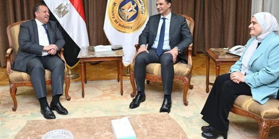 وزير الصناعة: حريصون على فتح قنوات اتصال دائمة مع المؤسسات العلمية والمهنية