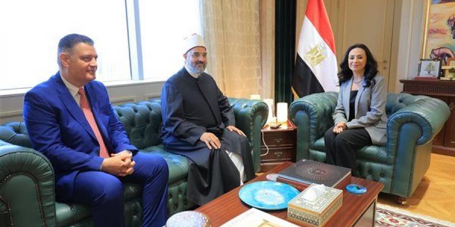 مايا مرسي تناقش مع اللجنة الدينية بالنواب تطوير برنامج مودة والأسر البديلة