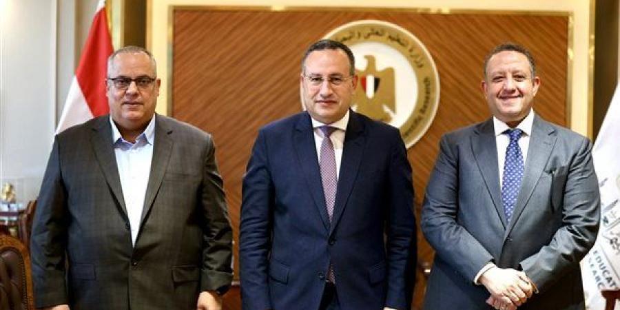 وزير التعليم العالي يبحث مع نقيب المهندسين إطلاق مسارات جديدة لدعم الابتكار
