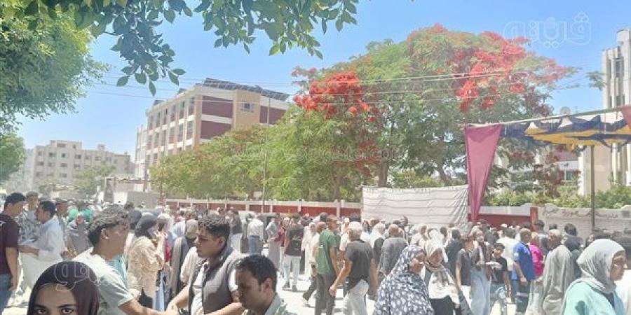 المراجعات الأخيرة والدعوات تسبق انطلاق امتحاني الكيمياء والجغرافيا لطلاب الثانوية العامة بالشرقية (صور)