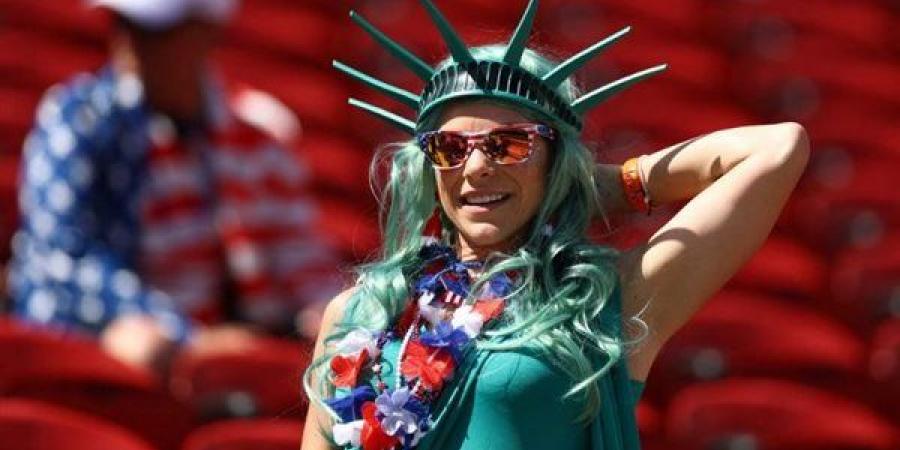 الجماهير ترسم لوحة فنية في مدرجات مباراة أمريكا ضد البوسنة (صور)