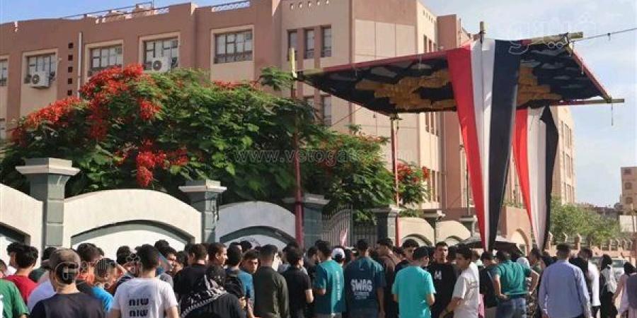 بدء توافد طلاب الثانوية العامة على اللجان لأداء امتحاني الكيمياء والجغرافيا