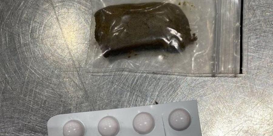 جمارك مطار القاهرة تضبط راكبًا بحوزته كمية من مخدر الحشيش وأقراص مخدرة