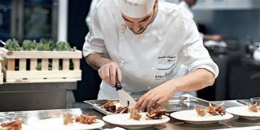 تفسير رؤية الطباخ في المنام وعلاقتها بالراحة والاستقرار