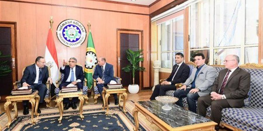 محافظ الدقهلية يستقبل وزير التعليم العالي القائم بأعمال وزير الثقافة بختام القومي للمسرح