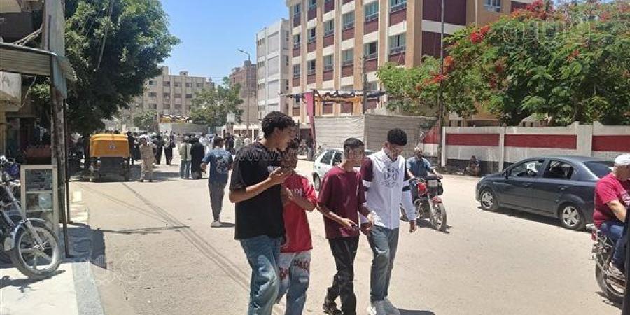 معلومة الدقائق الأخيرة، طلاب الثانوية العامة بالشرقية يراجعون "الرياضيات البحتة" قبل دخول اللجان (صور)