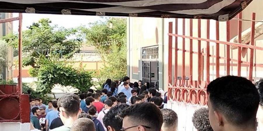 توافد طلاب الثانوية العامة بالإسماعيلية على اللجان لأداء امتحانات علم النفس والرياضيات البحتة والأحياء