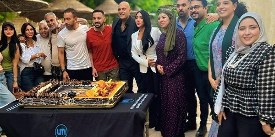 أبطال مسلسل "محمود الطيار" يحتفلون بانطلاق تصويره