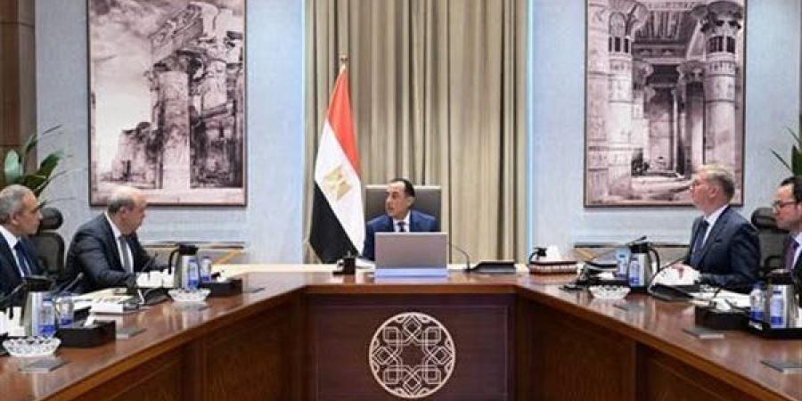 رئيس الوزراء يتابع عددا من ملفات العمل المشتركة بين الطيران والبترول