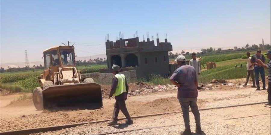 غلق 20 معبرًا غير قانوني على السكك الحديدية بدشنا حماية للمواطنين
