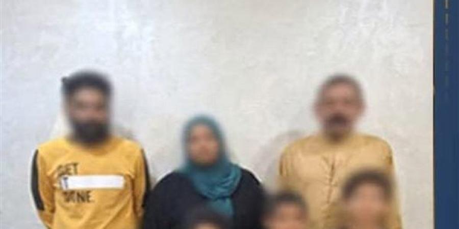 كواليس صورة هزت القلوب، عندما يتاجر الآباء بنوم أطفالهم على الرصيف!