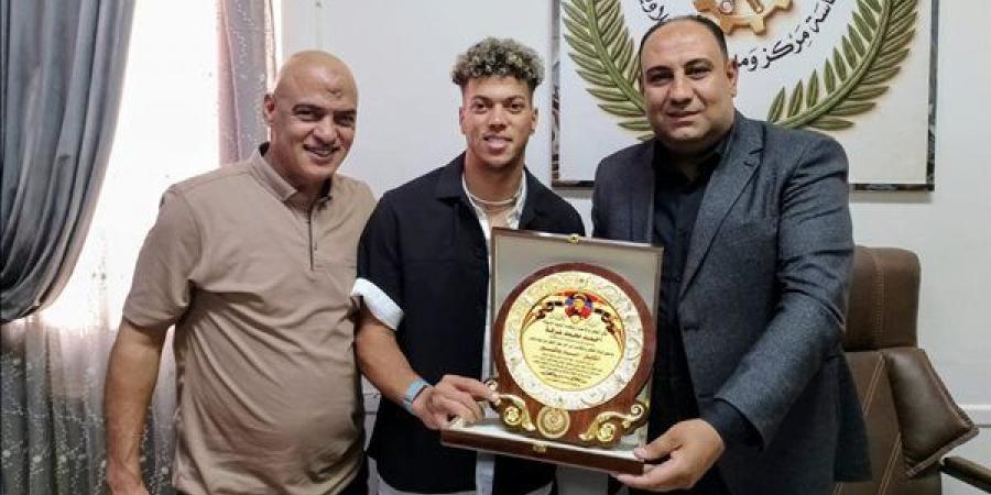 رئيس مدينة السنبلاوين يكرم إمام عاشور تقديرا لإنجازه مع منتخب مصر في كأس العالم 2026