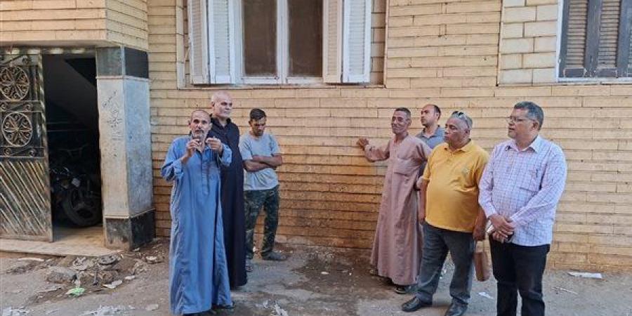 وعدونا 20 عاما فخذلونا، أهالي عرب أبو عيد بطوخ يستغيثون من تسرب مياه الصرف الصحي لجدران منازلهم (فيديو)