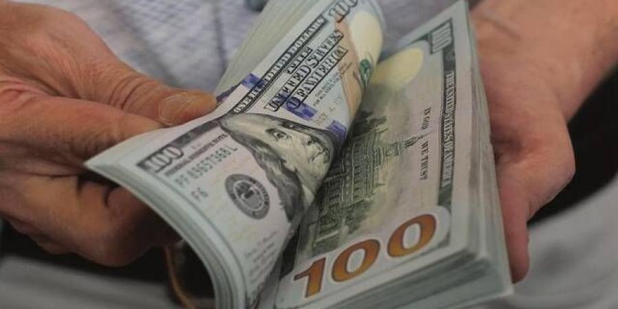 الدولار يرتفع طفيفًا مع ترقب استقرار الفائدة وتوترات الشرق الأوسط