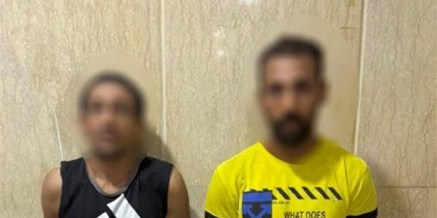 شقيقه صوَّر الواقعة، ضبط عاطل بعد نشر فيديو يوثق تعاطيه المخدرات وسب أسرته