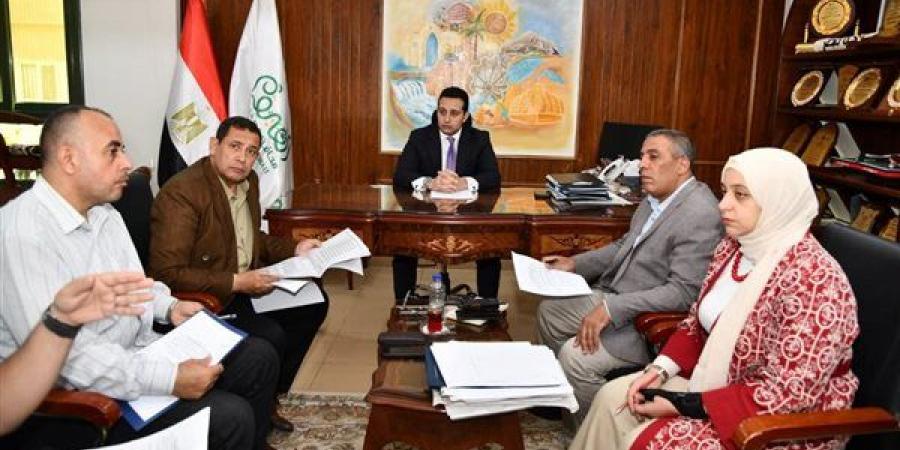 نائب محافظ الفيوم يعقد اجتماعا للجنة فحص التراخيص واستئناف أعمال البناء