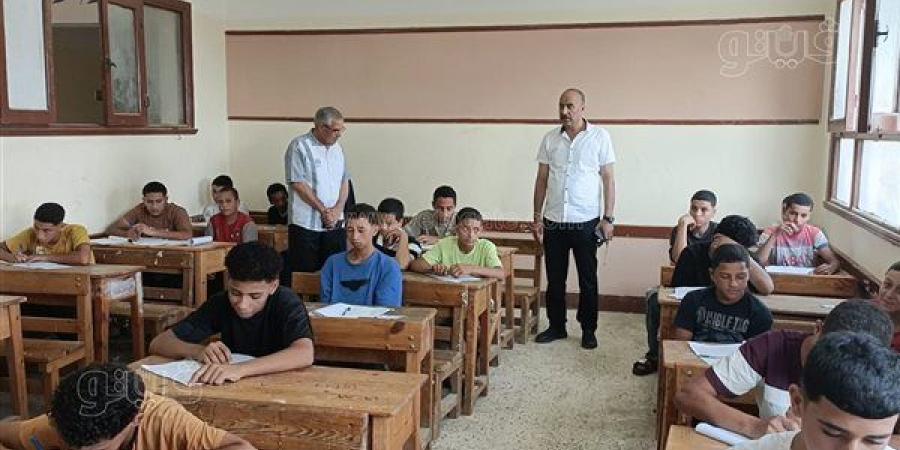 وكيل التعليم ببني سويف يتفقد لجان امتحانات الدور الثاني للنقل بمدارس إهناسيا