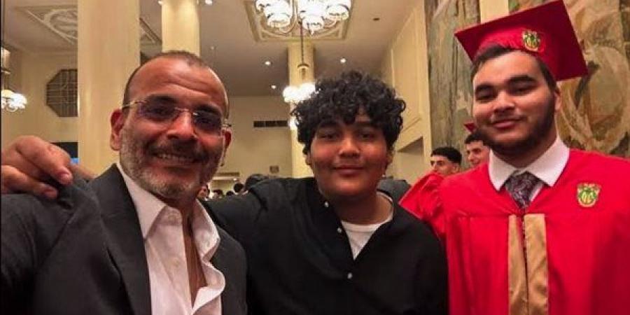 أيمن بهجت قمر يحتفل بانطلاقة نجله أدهم في التلحين عبر ألبوم عمرو دياب الجديد